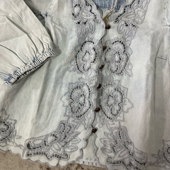 New๐ Vintage-Inspired top - Picture 7 of 7